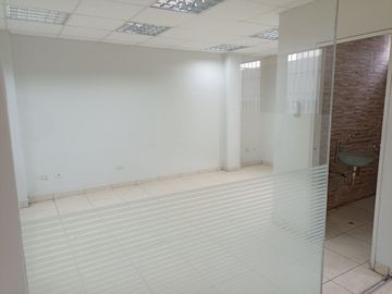 VENTA DE LOCAL COMERCIAL, EDIFICIO DE 5 PISOS CON 1240 M2 DE AREA OCUPADA