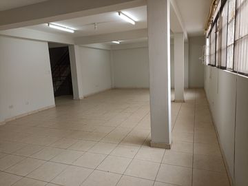 VENTA DE LOCAL COMERCIAL, EDIFICIO DE 5 PISOS CON 1240 M2 DE AREA OCUPADA