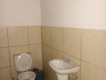 VENTA DE LOCAL COMERCIAL, EDIFICIO DE 5 PISOS CON 1240 M2 DE AREA OCUPADA