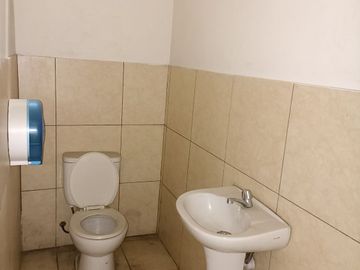 VENTA DE LOCAL COMERCIAL, EDIFICIO DE 5 PISOS CON 1240 M2 DE AREA OCUPADA