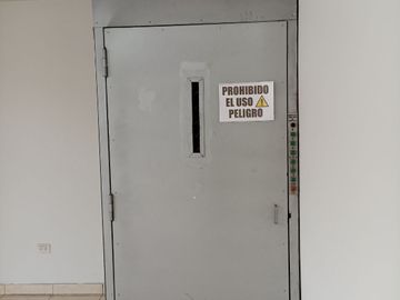VENTA DE LOCAL COMERCIAL, EDIFICIO DE 5 PISOS CON 1240 M2 DE AREA OCUPADA