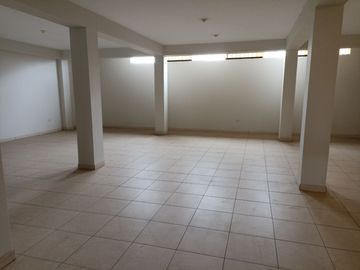 VENTA DE LOCAL COMERCIAL, EDIFICIO DE 5 PISOS CON 1240 M2 DE AREA OCUPADA