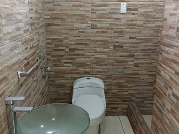 VENTA DE LOCAL COMERCIAL, EDIFICIO DE 5 PISOS CON 1240 M2 DE AREA OCUPADA