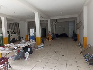 VENTA DE LOCAL COMERCIAL, EDIFICIO DE 5 PISOS CON 1240 M2 DE AREA OCUPADA