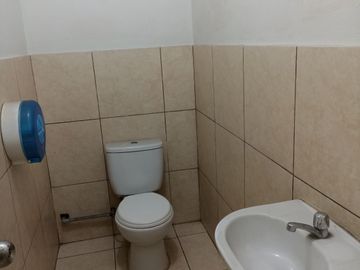 VENTA DE LOCAL COMERCIAL, EDIFICIO DE 5 PISOS CON 1240 M2 DE AREA OCUPADA