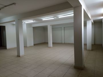 VENTA DE LOCAL COMERCIAL, EDIFICIO DE 5 PISOS CON 1240 M2 DE AREA OCUPADA