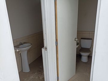 VENTA DE LOCAL COMERCIAL, EDIFICIO DE 5 PISOS CON 1240 M2 DE AREA OCUPADA