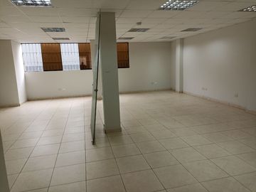 VENTA DE LOCAL COMERCIAL, EDIFICIO DE 5 PISOS CON 1240 M2 DE AREA OCUPADA