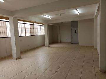 VENTA DE LOCAL COMERCIAL, EDIFICIO DE 5 PISOS CON 1240 M2 DE AREA OCUPADA