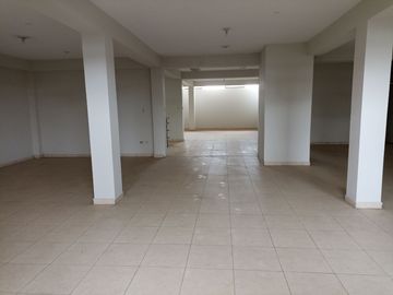 VENTA DE LOCAL COMERCIAL, EDIFICIO DE 5 PISOS CON 1240 M2 DE AREA OCUPADA