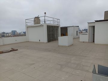 VENTA DE LOCAL COMERCIAL, EDIFICIO DE 5 PISOS CON 1240 M2 DE AREA OCUPADA