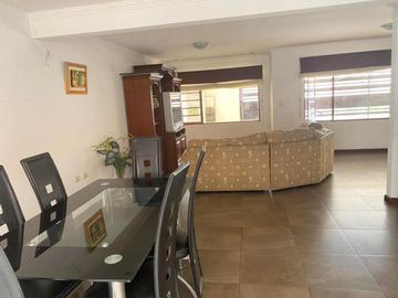 Villa en venta, excelente sector residencial, a pocas cuadras de Quinta Lucrecia