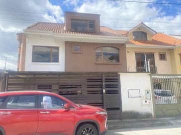 Villa en venta, excelente sector residencial, a pocas cuadras de Quinta Lucrecia