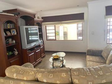 Villa en venta, excelente sector residencial, a pocas cuadras de Quinta Lucrecia