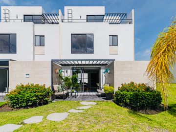 CASA EN VENTA EN XOCHITEPEC, MORELOS; MEX. 3 RECÁMARAS, ALBERCA, MULTI CANCHAS DEPORTIVAS, PET PARK.