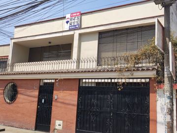 SE VENDE CASA EN SAN JUAN DE MIRAFLORES!! Raquel Torres 999.487----