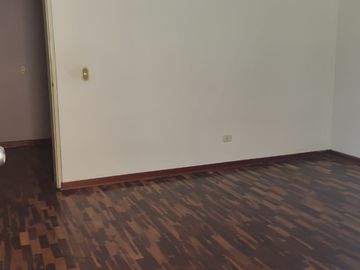 SE VENDE CASA EN SAN JUAN DE MIRAFLORES!! Raquel Torres 999.487----