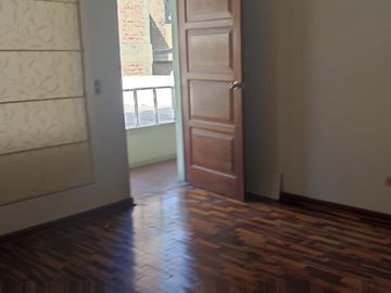 SE VENDE CASA EN SAN JUAN DE MIRAFLORES!! Raquel Torres 999.487----