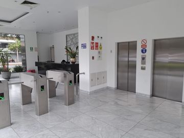 Oficina en venta, cerca a la Clinica Delgado !!! Para Inversionista