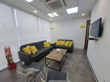 Oficina en venta, cerca a la Clinica Delgado !!! Para Inversionista