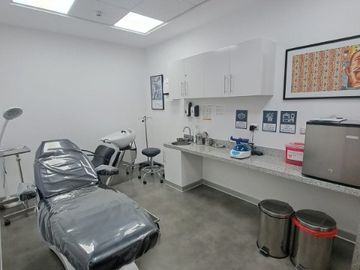 Oficina en venta, cerca a la Clinica Delgado !!! Para Inversionista