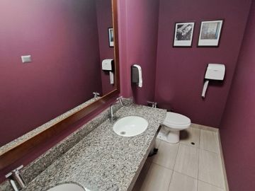 Oficina en venta, cerca a la Clinica Delgado !!! Para Inversionista