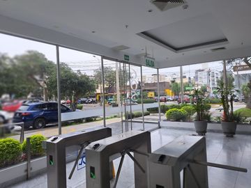 Oficina en venta, cerca a la Clinica Delgado !!! Para Inversionista