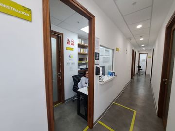 Oficina en venta, cerca a la Clinica Delgado !!! Para Inversionista