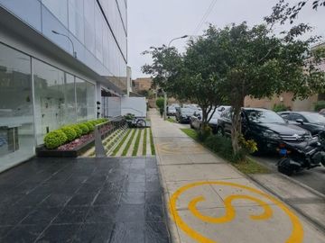 Oficina en venta, cerca a la Clinica Delgado !!! Para Inversionista