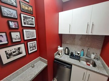 Oficina en venta, cerca a la Clinica Delgado !!! Para Inversionista