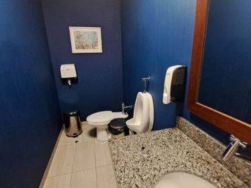 Oficina en venta, cerca a la Clinica Delgado !!! Para Inversionista