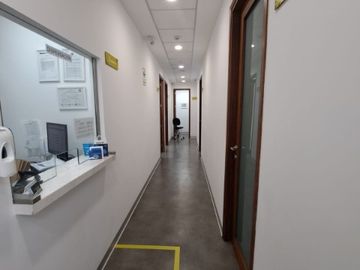 Oficina en venta, cerca a la Clinica Delgado !!! Para Inversionista