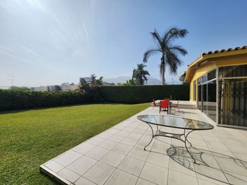 Venta Casa de Amplio Jardín, Cerca a Parque. Rinconada del Lago