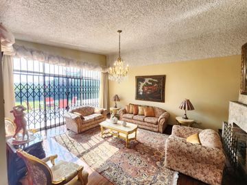 Venta Casa de Amplio Jardín, Cerca a Parque. Rinconada del Lago
