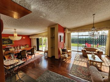 Venta Casa de Amplio Jardín, Cerca a Parque. Rinconada del Lago