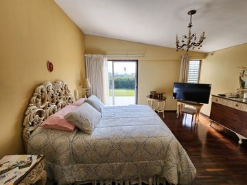 Venta Casa de Amplio Jardín, Cerca a Parque. Rinconada del Lago