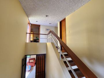 Venta Casa de Amplio Jardín, Cerca a Parque. Rinconada del Lago