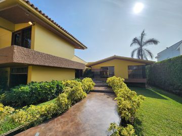 Venta Casa de Amplio Jardín, Cerca a Parque. Rinconada del Lago