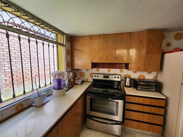Venta Casa de Amplio Jardín, Cerca a Parque. Rinconada del Lago