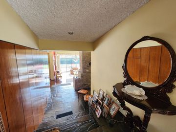 Venta Casa de Amplio Jardín, Cerca a Parque. Rinconada del Lago