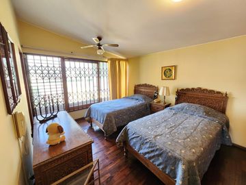 Venta Casa de Amplio Jardín, Cerca a Parque. Rinconada del Lago