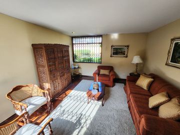 Venta Casa de Amplio Jardín, Cerca a Parque. Rinconada del Lago