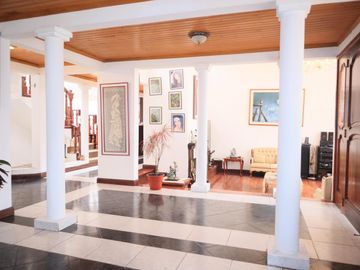 Casa Grande 6 Habitaciones en Ciudadela de Los Ingenieros Cuenca