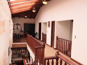 Casa Grande 6 Habitaciones en Ciudadela de Los Ingenieros Cuenca