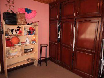 Casa Grande 6 Habitaciones en Ciudadela de Los Ingenieros Cuenca
