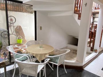 Casa Grande 6 Habitaciones en Ciudadela de Los Ingenieros Cuenca