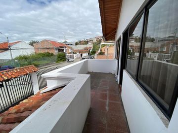 Casa Grande 6 Habitaciones en Ciudadela de Los Ingenieros Cuenca