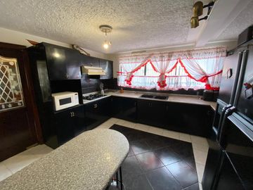 Casa Grande 6 Habitaciones en Ciudadela de Los Ingenieros Cuenca