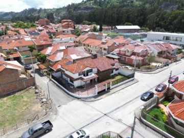 Casa Grande 6 Habitaciones en Ciudadela de Los Ingenieros Cuenca