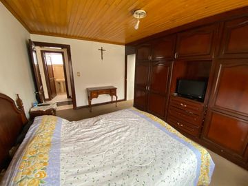 Casa Grande 6 Habitaciones en Ciudadela de Los Ingenieros Cuenca